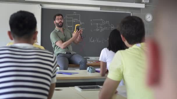 Střední Škola Učitel Vysvětlující Elektrické Napětí Testovací Zařízení Zorničky Učení — Stock video
