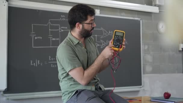 Young Technology Teacher Explaining Electrical Tester Device Students Learning Science — Video