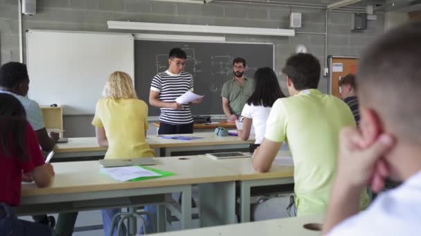 Latin American College Student Presenting Project Reading Composition Classmates Teacher — Vídeo de Stock
