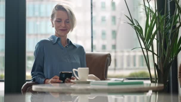 Професійна Ділова Жінка Використовує Телефон Сидячи Кафе Успішна Жінка Підприємець — стокове відео