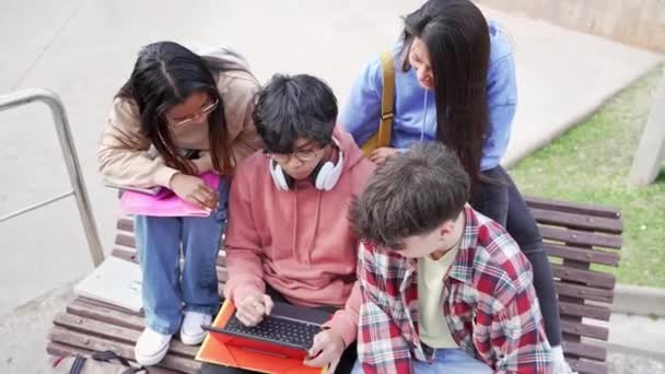 Univerzitní Studenti Přátelé Pracují Společně Pomocí Notebooku Kampusu Vysoké Školy — Stock video