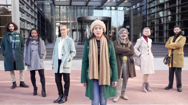Pekerja Perempuan Asia Yang Percaya Diri Dari Perusahaan Kreatif Dengan — Stok Video