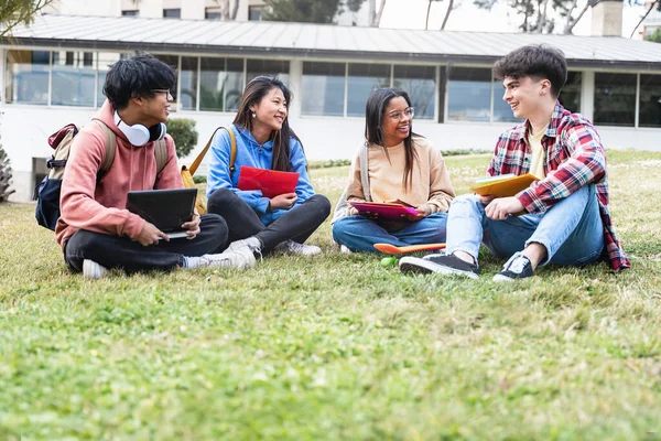 Studentstudenter Som Sitter Gresset Snakker Deler Øyeblikk Collegestudiet Asiatisk Afroamerikansk – stockfoto