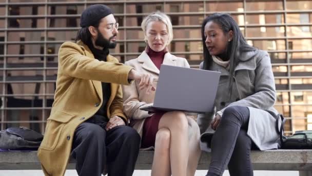 Team Colleghi Lavoro Moderni Che Utilizzano Computer Portatile Discutere Idee — Video Stock