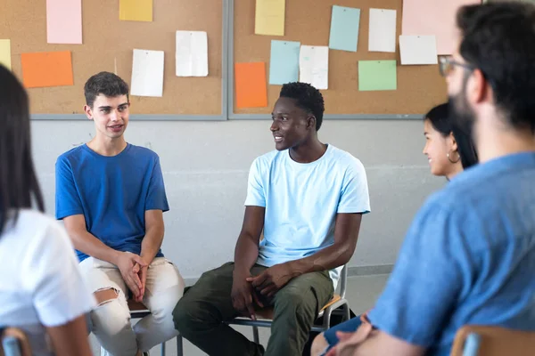 Teini Ikäinen Opiskelija Puhuu Opettajan Luokkatovereiden Kanssa Ryhmäkeskustelu Opetuksessa — kuvapankkivalokuva