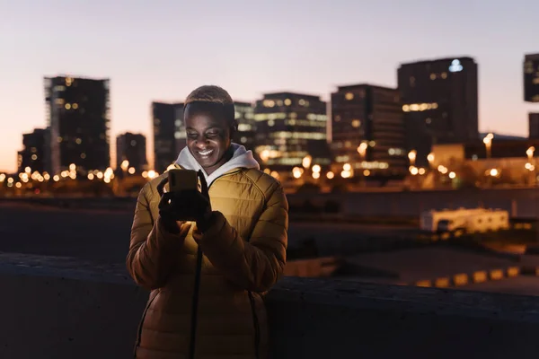 Moderni Afrikkalainen Amerikkalainen Mies Joka Käyttää Älypuhelimen Sovellusta Kaupungissa Yöllä — kuvapankkivalokuva