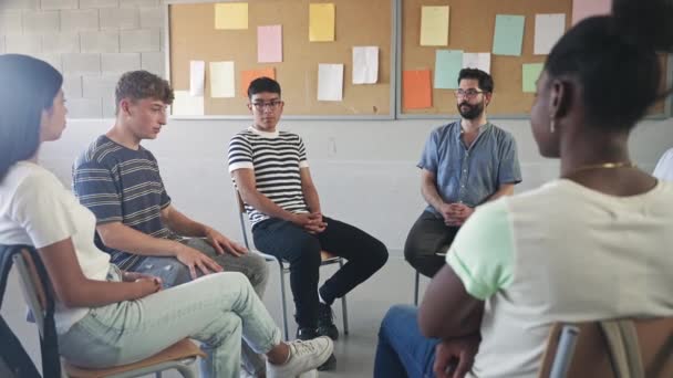 Genç Liseli Öğrenciler Yüksek Öğrenimde Genç Erkek Öğretmenlerin Grup Destek — Stok video