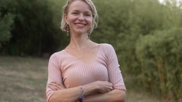 Mujer Rubia Hermosa Positiva Sonriendo Con Los Brazos Cruzados Mirando — Vídeos de Stock