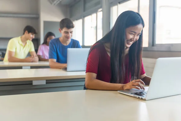 Asiatisk Tenåringsstudent Som Arbeider Med Laptop Skolen – stockfoto