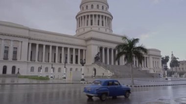 Başkent Havana 'da Küba Capitolio önünde yağmur - Küba' da Fırtına Mevsiminde Kriz