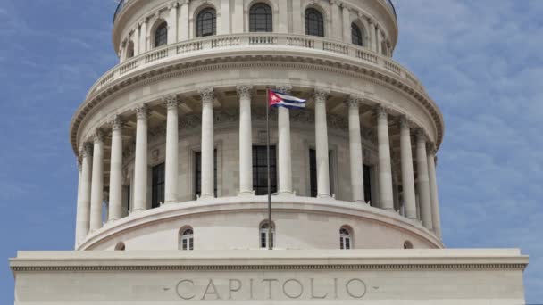 キューバ国旗がキューバのハバナの有名な首都で手を振る — ストック動画
