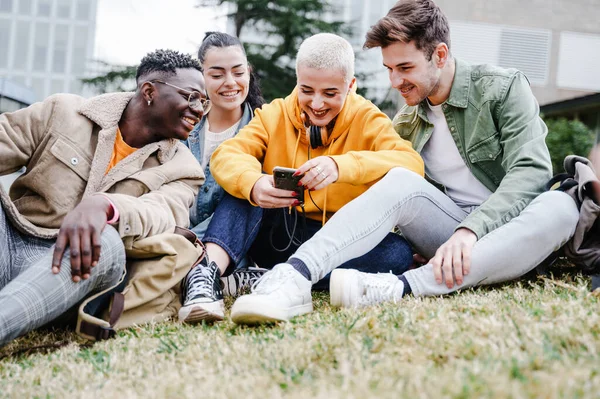 Gode Studentvenner Fra Universitetet Som Morer Seg Med Dele Øyeblikk – stockfoto