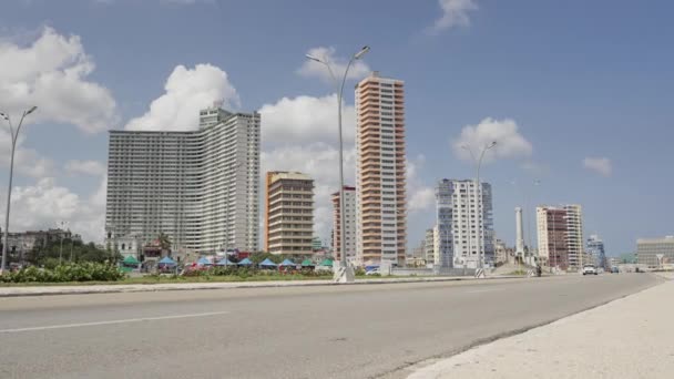 Samochody Podróżujące Ulicą Malecon Hawana City Kubie Nowoczesny Vedado District — Wideo stockowe