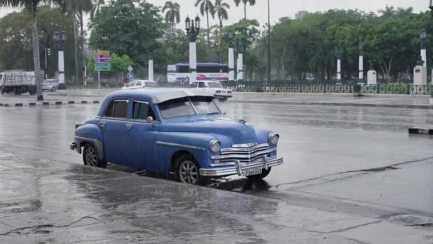 Regn Kuba Vatten Häller Över Vintage Retro Blå Bil Havanna — Stockvideo