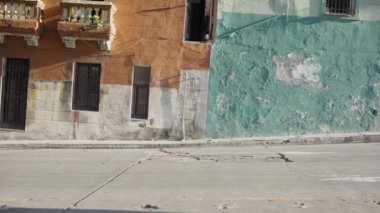 Küba 'da sömürge şehri Havana' nın sokaklarında dolaşan klasik Kızıl Sovyet arabası.