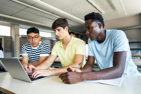 Tenåringsstudenter Som Jobber Sammen Videregående Trener Med Laptop – stockfoto