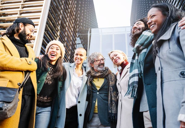 Lykkelig Team Profesjonelle Forretningsfolk Som Omfavner Ler Sammen Utendørs Samarbeid – stockfoto