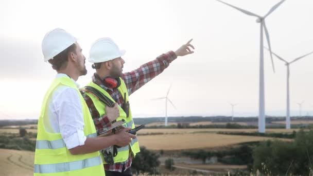 Engenheiros Trabalhadores Voando Drone Levantamento Verificação Turbinas Eólicas Fazenda Eletricidade — Vídeo de Stock