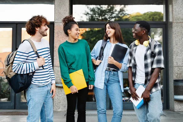 Gode Studentvenner Som Snakker Sammen Campus Traircase – stockfoto