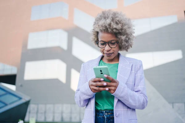 Afroamerikansk Kvinne Briller Med Moderne Smarttelefon Som Sjekker Post Telefonen – stockfoto