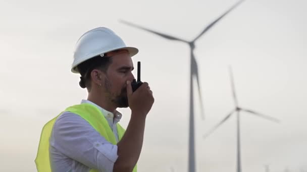 Trabalhador Usar Walkie Talkie Central Turbinas Eólicas Engenheiro Usando Capacete — Vídeo de Stock