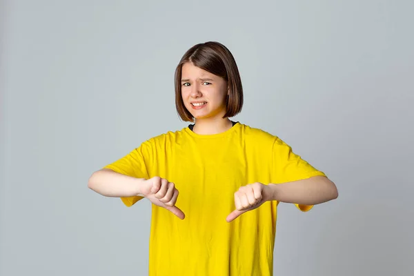 Menina Adolescente Olhando Descontente Mostrando Rejeição Negativo Com Polegares Para — Fotografia de Stock