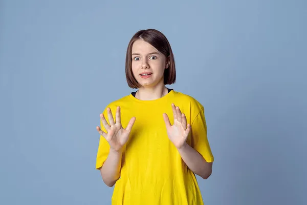 Portret Nerwowej Przestraszonej Nastolatki Żółtej Luźnej Koszuli Przerażony Wyraz Twarzy — Zdjęcie stockowe