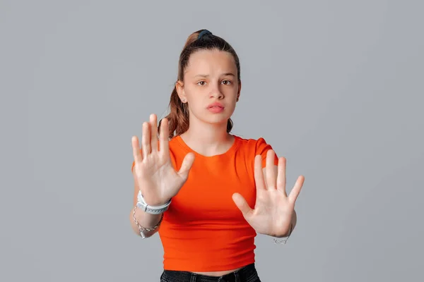 Σοβαρή Έφηβος Κορίτσι Δείχνει Stop Sign Παλάμες Στέκεται Πάνω Από — Φωτογραφία Αρχείου