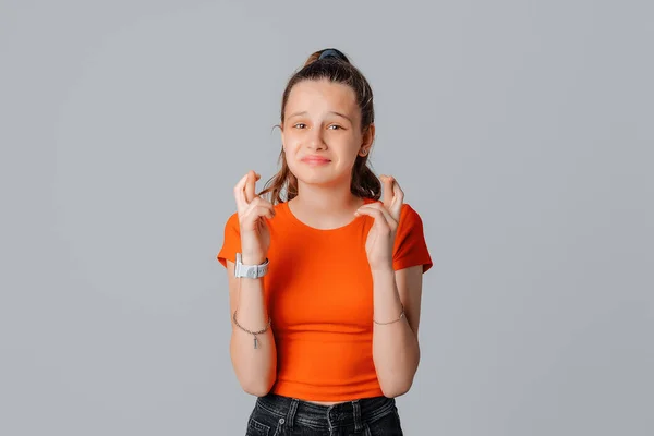 Retrato Menina Adolescente Sonhadora Esperançosa Dedos Cruzados Para Boa Sorte — Fotografia de Stock