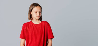 Üzgün esmer genç kız çok hayal kırıklığına uğramış, çok üzgün ya da gri arka planda dikilerek hiçbir şey duymak istemiyor gibi görünüyor. Genç duygusal kadın.