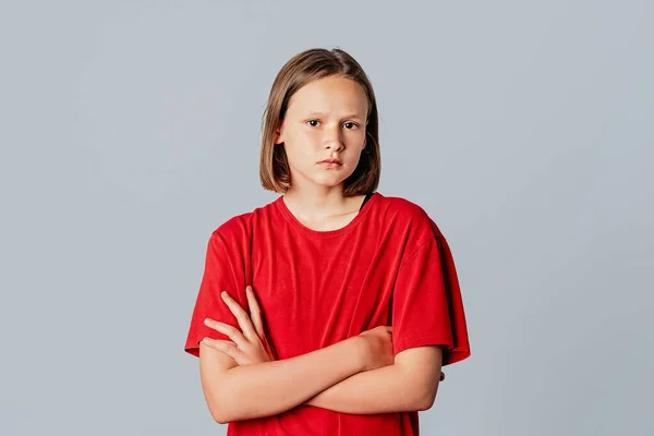 Súlyos Kinézetű Sértett Tini Lány Alkalmi Piros Pólóban Duzzogó Homlokráncolás — Stock Fotó