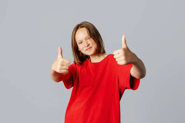 Zufriedenes Hübsches Brünettes Teenie Mädchen Lässigem Rotem Shirt Sieht Glücklich — Stockfoto