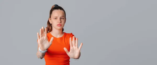 Allvarlig Tonåring Flicka Visar Stopp Skylt Med Handflator Står Över — Stockfoto