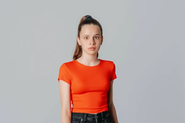 Zszokowany Zaniepokojony Brunetka Nastolatka Patrząc Niespokojny Przed Kamerą Stojąc Pomarańczowy — Zdjęcie stockowe