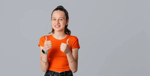 Entusiástico Morena Adolescente Menina Mostra Polegares Para Cima Sorri Satisfeito — Fotografia de Stock