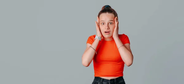 Choquée Inquiète Adolescente Tenir Main Sur Tête Ouvrir Bouche Air — Photo