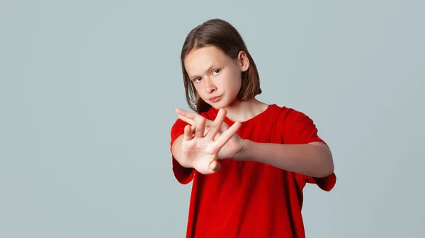 Серьезный Брюнетка Девушка Подросток Протянуть Руку Показывая Знак Стоп Уверенным — стоковое фото