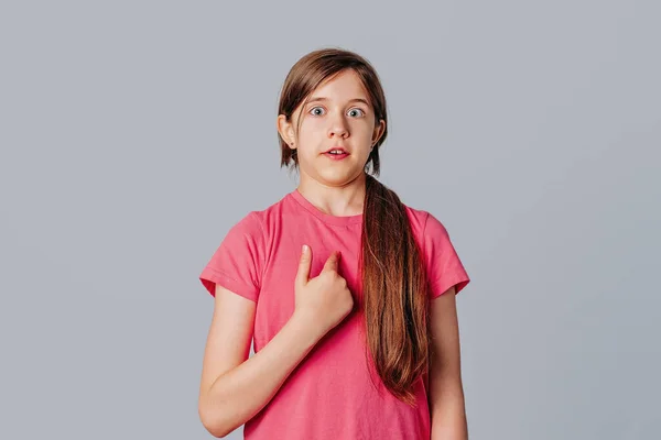 Привлекательный Открытый Рот Молодая Девушка Указывает Пальцем Себя Удивленным Лицом — стоковое фото