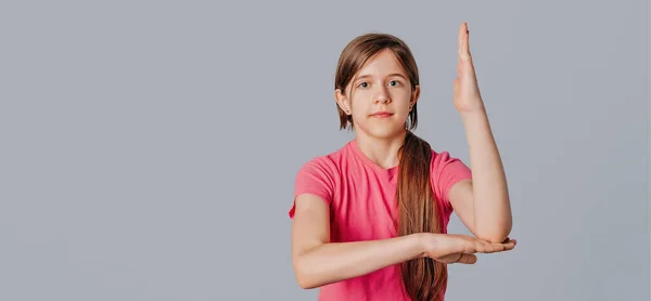 Escola Menina Casual Rosa Shirt Levantando Mão Para Cima Sobre — Fotografia de Stock