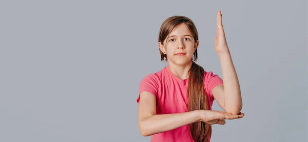 Niña Escuela Camiseta Rosa Casual Levantando Mano Pie Sobre Fondo —  Fotos de Stock