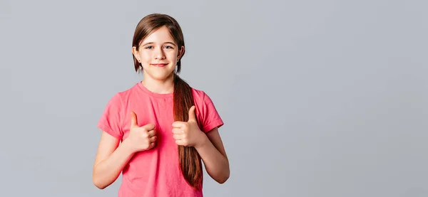 Посміхаючись Красива Брюнетка Молода Дівчина Показує Великі Пальці Щоб Схвалювати — стокове фото