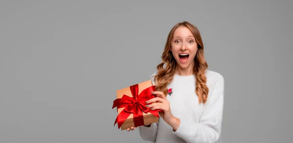 Mujer Atractiva Sosteniendo Las Manos Unbox Presente Mirando Cámara Con —  Fotos de Stock