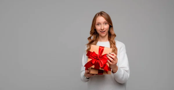 Hermosa Mujer Joven Sosteniendo Las Manos Unboxed Presente Mirando Cámara —  Fotos de Stock