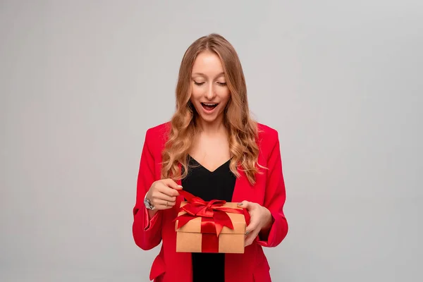 Gyönyörű Boldog Fiatal Szőke Piros Öltönykabátban Ajándékba Csomagolva Újév Női — Stock Fotó