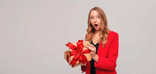 Mujer Joven Sosteniendo Las Manos Unbox Presente Mirando Cámara Con —  Fotos de Stock