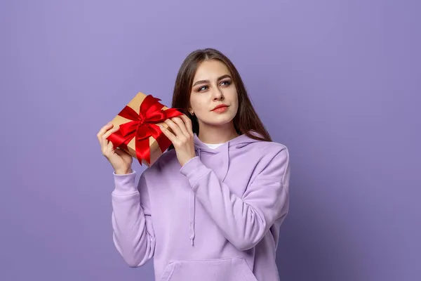 Mujer Morena Joven Feliz Vestida Con Capucha Casual Pie Aislado —  Fotos de Stock