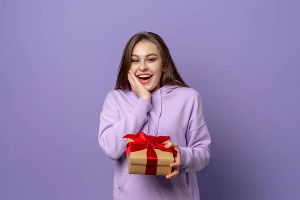 Mujer Morena Joven Feliz Vestida Con Capucha Casual Pie Aislado —  Fotos de Stock