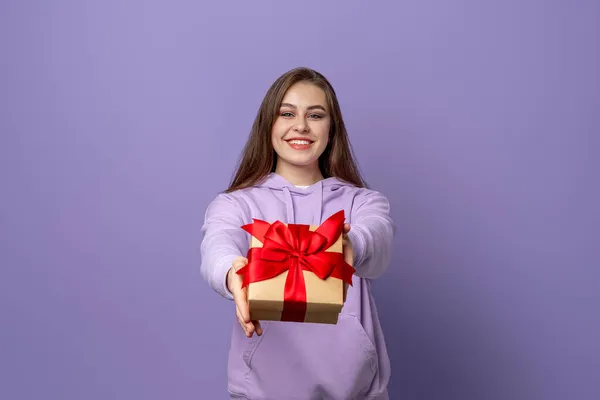 Szczęśliwa Młoda Brunetka Ubrana Luźną Bluzę Kapturem Stojąca Fioletowym Tle — Zdjęcie stockowe