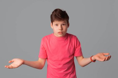 Senin sorunun ne? Hüsrana uğramış ve rahatsız olmuş pembe tişörtlü bir gencin portresi. Yana doğru yayılmış şikayet ediyor, tartışıyor, kafası karışmış görünüyor.