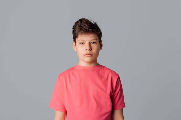 Tinédzser Fiú Alkalmi Rózsaszín Pólóban Áll Szürke Elszigetelt Háttér Felett — Stock Fotó